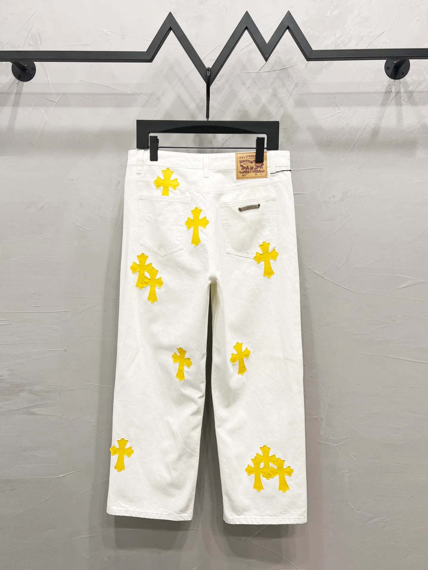 P220 Style number: [M911] Chrome hearts & Chrome hearts 25ss yellow cross patch leather jeans Chrome hearts’ logging pants are here! ! ! CH Croix Heart Double Knee Cross Patch Leather Bo1 Style Logging Pants Straight-leg Work Pants B136 Croix Heart Cross Sanskrit Overalls Price 24W Level, patchwork cross pattern embellishment, high-waisted washed jeans! ! Absolutely high-end luxury products, 1.9W level god-level single products, super popular products, made by top heavy industry, not to be missed. About Zangyin, this is an extremely luxurious fashion brand, which can also be called the nobles of the high street. It has always been an exclusive brand of some hipsters or rich second generation. Compared with ordinary high streets, it is more luxurious and noble. Compared with luxury brands, it has a more fashionable personality and has always been a brand that I have a special liking for. Imported yarn is custom-woven into a high-density twill canvas. While ensuring a stiff silhouette, the fabric feels very delicate. It follows the B01 classic silhouette. The upper body is stiff and stylish. The ready-made garments are stone-ground and fermented and can be matched with any style. Buttons and zinc-brushed washable genuine YKK retro metal products. Double-layered canvas on the front. Perfect details. All hardware is perfect. Size: 30-32-34-36 Color: white pants and yellow leather